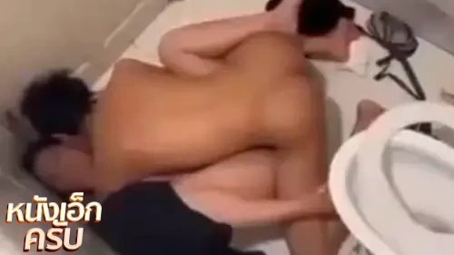 คลิปหลุดแอบถ่าย คู่วัยรุ่นทนเงี่ยนไม่ไหวพากันมาเย็ดในห้องน้ำข้างทาง โดนมือดีแอบถ่ายไว้ได้เย็ดกันไม่กลัวคนเห็น เสียงไทยฟังชัดครางเสียวๆ